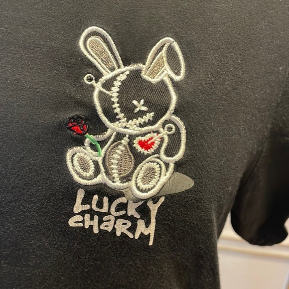 *Black Luck Charm T-shirt Hot Topic Size L - Picture 2 of 5